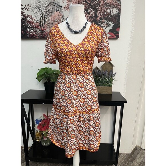Suzanne Betro Dresses & Skirts - Suzanne Betro Women’s layered dress Size M Floral V Neck Short puff sleeve